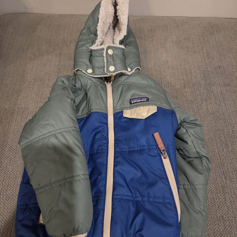 Patagonia Tribbles Kids' Reversible Hooded Puffer Jacket in Sage Green & Blue 4T